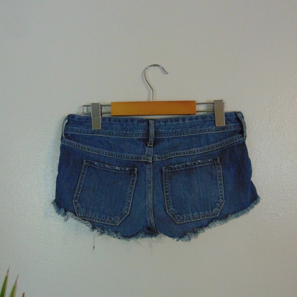 HOLLISTER Low Rise Medium Wash Cut off Shorts - Picture 5 of 5